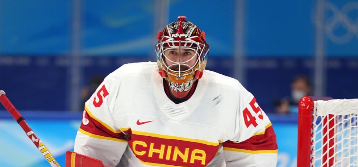 雪域雷霆队鏖战粤西金雕队，冰球大师赛爆冷，转换速度占优。新人首发惊艳(冰球旋风免费观看完整版)